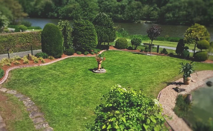 Ästhetischer & gepflegter Rasen und Sträucher & Hecken